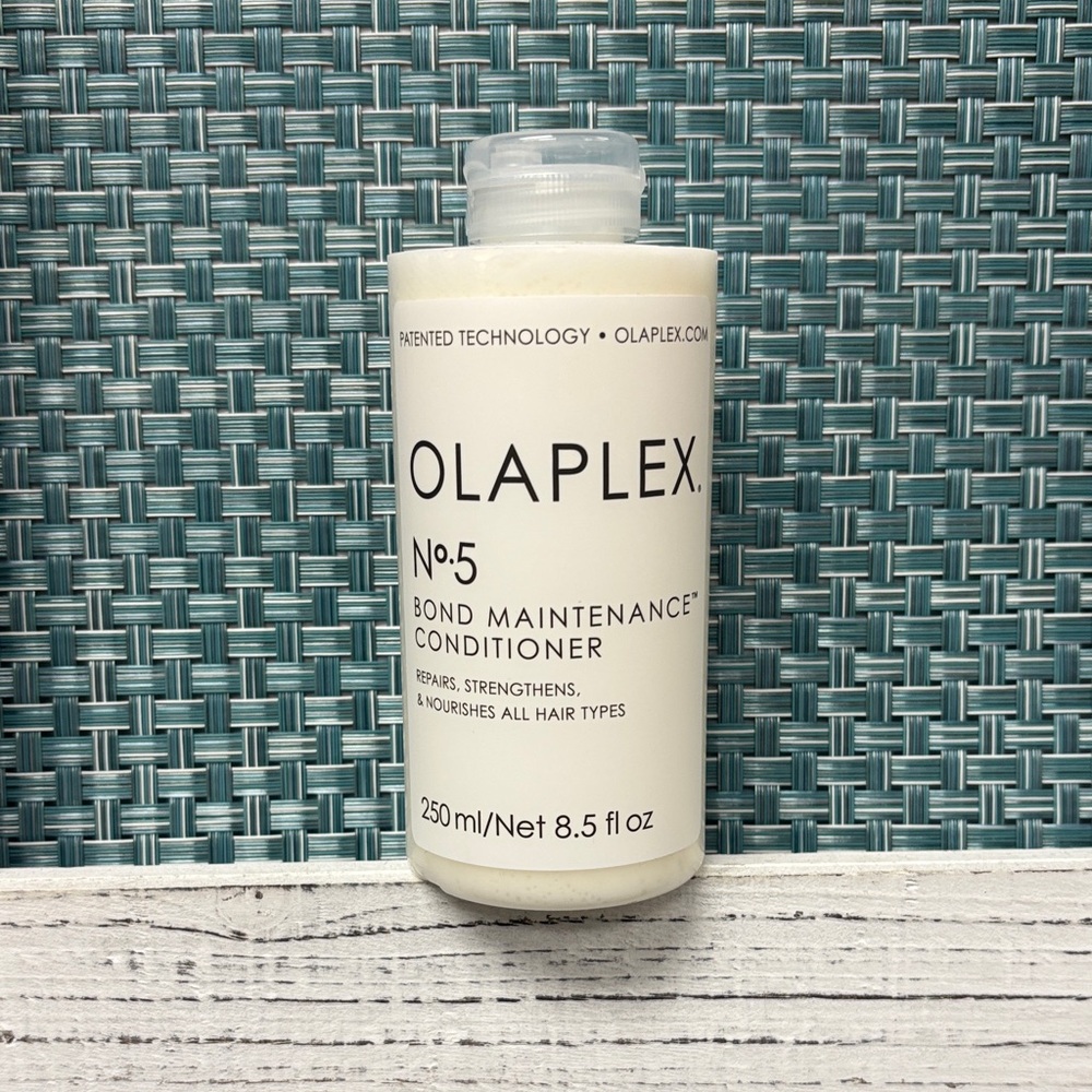 OLAPLEX No. 5 Bond Maintenance Conditioner - White